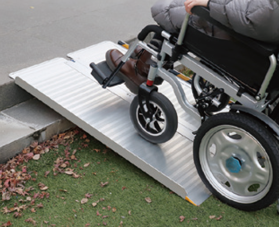 折りたたみ式 車椅子用スロープ