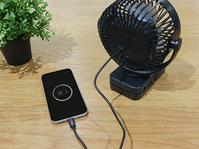 8,000mAhの充電池内蔵